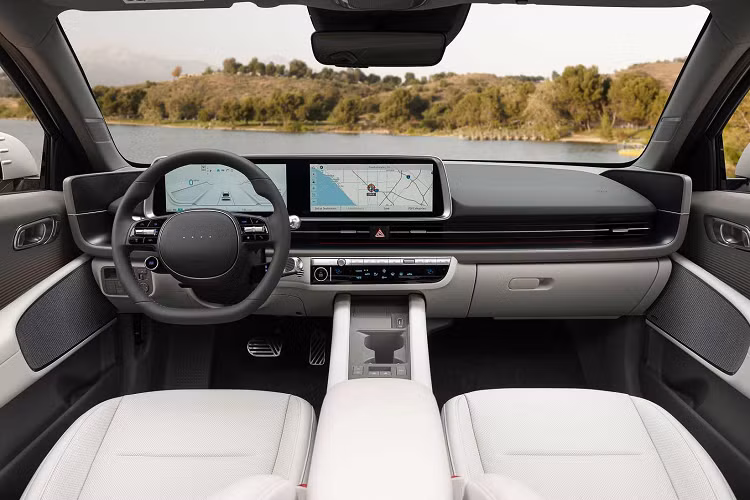 Khả năng này cũng cho phép nhà sản xuất ôtô thu hồi địa chỉ và cập nhật phần mềm đa phương tiện. Nó sẽ đi kèm với hệ thống hỗ trợ người lái tiên tiến SmartSense của Hyundai. Ioniq 6 là chiếc xe chạy bằng pin mới nhất của Hyundai.