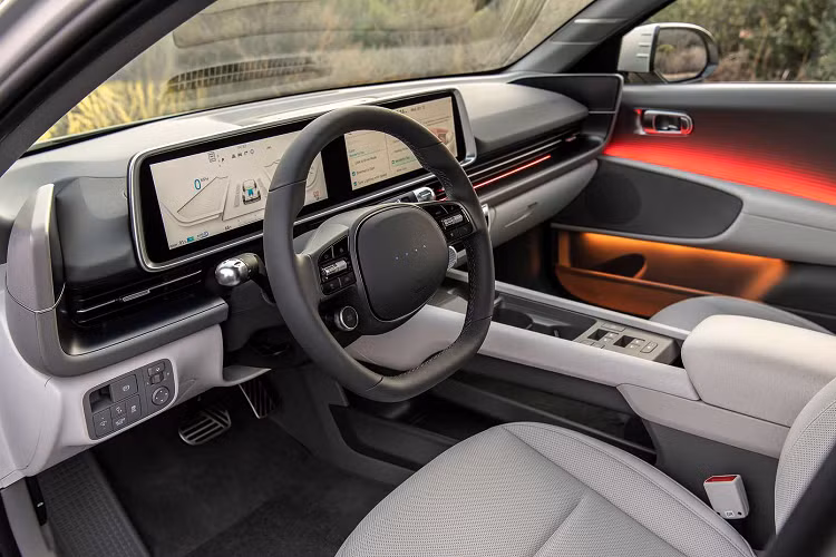 Khách hàng cũng có thể cập nhật qua mạng các thông tin cho Ioniq 6, cho phép Hyundai cập nhật và cải thiện nhiều cài đặt và tính năng khác nhau của xe, chẳng hạn như phản ứng chân ga và độ nhạy của tay lái.