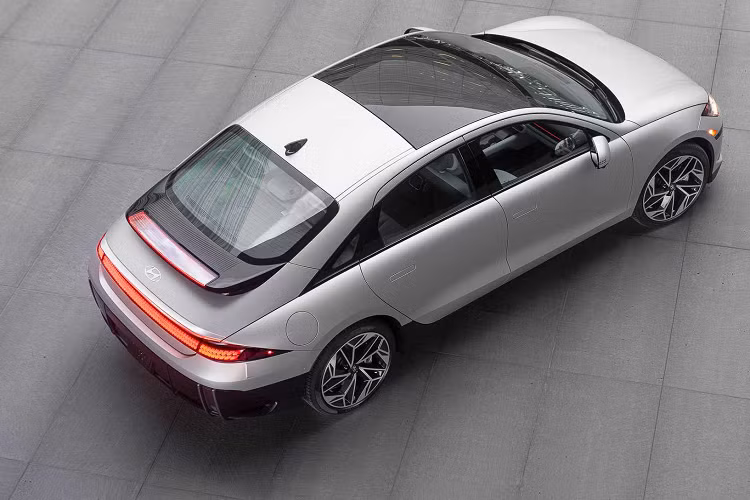 Về nội thất, Nền tảng mô-đun Hyundai E-Global cho phép các nhà thiết kế tạo cho EV một sàn phẳng hoàn toàn, dẫn đến một khoang nội thất có cảm giác rộng rãi. Hyundai thậm chí còn loại bỏ các nút bấm trên cửa, thu nhỏ để có thêm không gian cho hành khách.