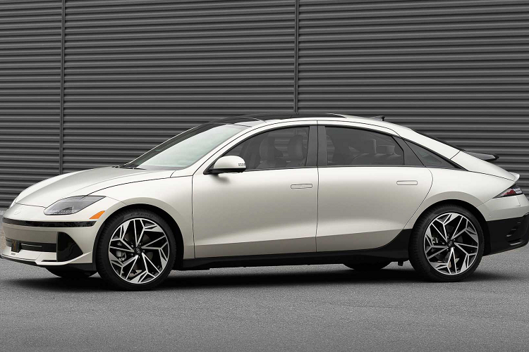 Bản với cấu hình dẫn động cầu sau RWD tạo ra công suất 225 mã lực và cùng mô-men xoắn như mẫu tiêu chuẩn. Mẫu xe điện có hai động cơ tạo ra công suất 320 mã lực và mô-men xoắn 605 Nm.