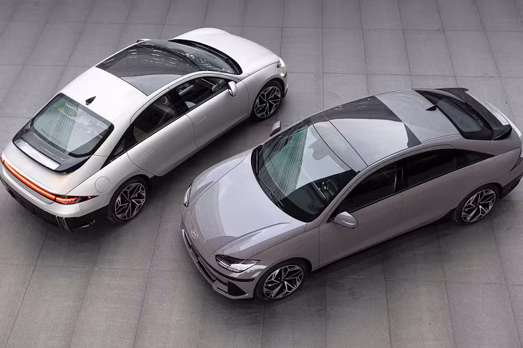 Hyundai ước tính rằng phiên bản với động cơ đơn với pin lớn hơn sẽ đạt được phạm vi lái xe điện 547 km. Bộ sạc nhanh 350 kilowatt cho phép Ioniq 6 sạc lại từ 10 đến 80% trong 18 phút. Bộ sạc Cấp 2 tiêu chuẩn chỉ mất hơn bảy giờ để có thể sạc đầy pin.