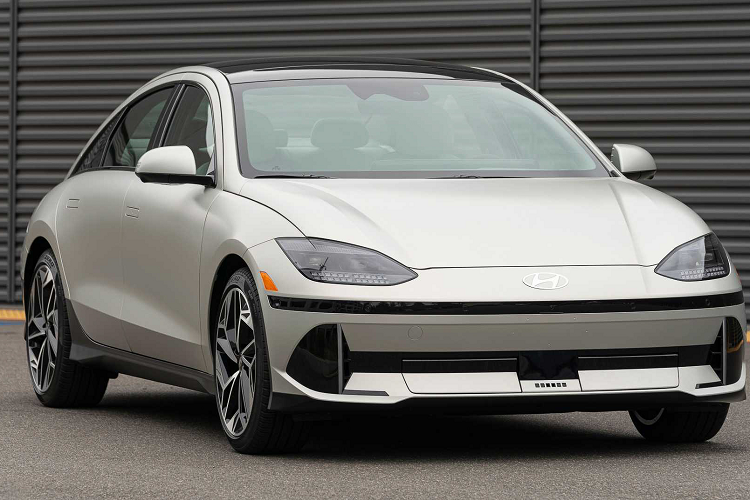 Ioniq 6 có sẵn hai kích cỡ pin bao gồm 53,0 và 77,4 kilowatt giờ. Phiên bản tiêu chuẩn có một động cơ điện gắn phía sau tạo ra công suất 149 mã lực và mô-men xoắn 350 Nm. Hyundai cung cấp loại pin lớn hơn trong cấu hình dẫn động cầu sau một động cơ hoặc dẫn động bốn bánh động cơ kép.