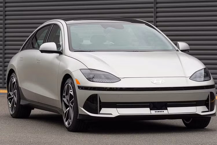 Ioniq 6 có sẵn hai kích cỡ pin bao gồm 53,0 và 77,4 kilowatt giờ. Phiên bản tiêu chuẩn có một động cơ điện gắn phía sau tạo ra công suất 149 mã lực và mô-men xoắn 350 Nm. Hyundai cung cấp loại pin lớn hơn trong cấu hình dẫn động cầu sau một động cơ hoặc dẫn động bốn bánh động cơ kép.