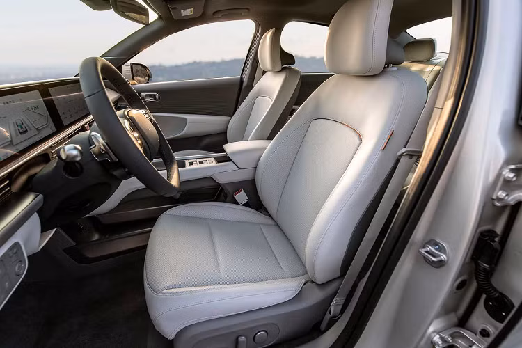 Hai màn hình kỹ thuật số 12,3 inch nằm trên bảng điều khiển dưới một mảnh kính duy nhất và đây cũng là cụm đồng hồ đo và hệ thống thông tin giải trí.