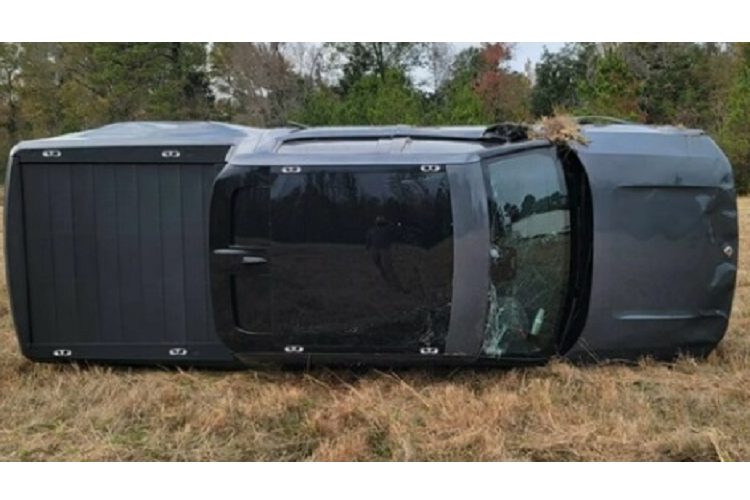 Ngay khi sự việc xảy ra, người đàn ông đã thông báo với hãng Rivian. Hãng đã lập tức cử hai kỹ sư đến hiện trường. Nguyên nhân được 2 kỹ sư phía hãng xe đưa ra rất có thể là do những ngọn cỏ dài và nền đất mềm khiến sự cố không mong muốn này đã xảy ra.