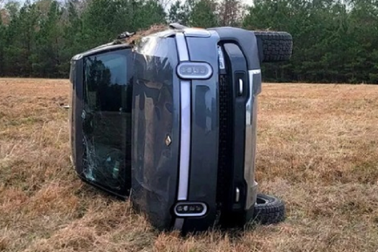 Theo đó, chủ xe Rivian R1T chạy điện cho biết, anh đang điều khiển chiếc xe này trên một cánh đồng trong trang trại, khi vào cua ở tốc độ thấp thì xe bất ngờ loạng choạng rồi lật nghiêng.