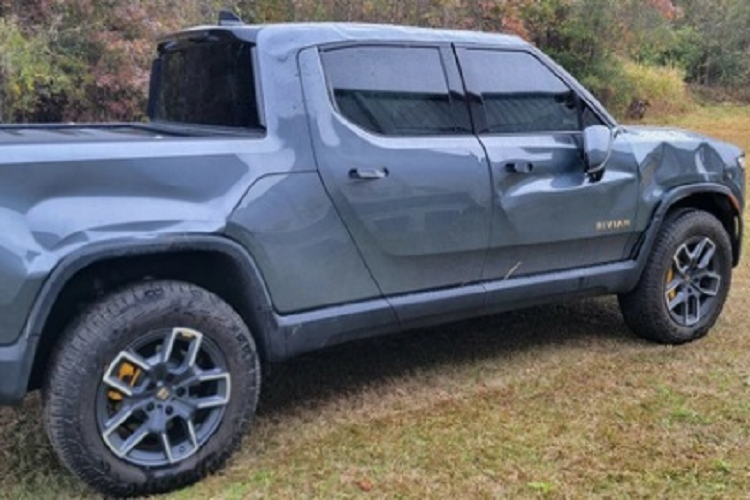 Chiếc xe bán tải điện Rivian R1T sau đó đã được chủ nhân của nó đưa vào bãi xe hỏng để bán đấu giá. Theo định giá của công ty IAAI chuyên lĩnh vực xe cũ hỏng, giá xe Rivian R1T bị lật này hiện có giá trị 96.503 USD (khoảng 2,2 tỷ đồng).