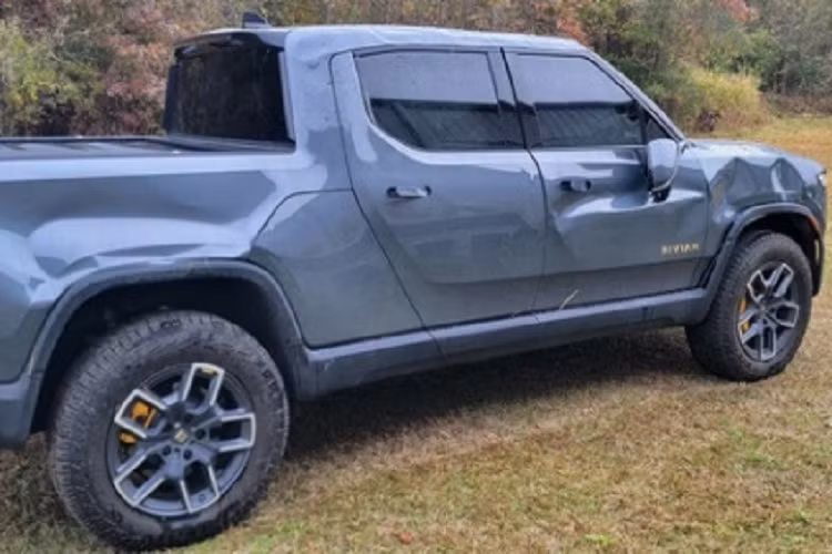 Chiếc xe bán tải điện Rivian R1T sau đó đã được chủ nhân của nó đưa vào bãi xe hỏng để bán đấu giá. Theo định giá của công ty IAAI chuyên lĩnh vực xe cũ hỏng, giá xe Rivian R1T bị lật này hiện có giá trị 96.503 USD (khoảng 2,2 tỷ đồng).