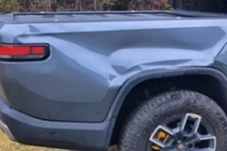 Tại hiện trường, chiếc bán tải bị hư hỏng nặng, nóc và mui xe bị móp méo nhiều phần. Kính chắn gió cũng bị nứt vỡ. 2 bánh xe có vẻ như ở vị trí khá lạ, nhiều khả năng hệ thống treo của xe cũng ít nhiều đã bị hư hại.