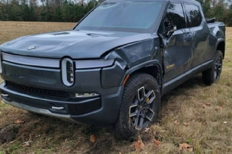 Sự cố Rivian R1T bị lật xảy ra quá đột ngột khiến người này thậm chí không kịp thắt dây an toàn. Tuy nhiên, túi khí đã bung giúp anh may mắn không bị thương tích gì.