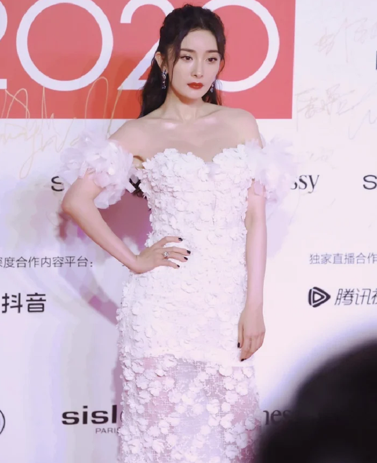 My nhan Hoa ngu giau nhuoc diem vai tho, bap tay to... nho loat trang phuc tinh te nay-Hinh-2