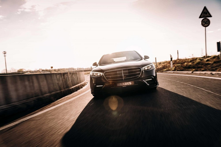 Cuối cùng là thông tin về giá bán, một chiếc xe Mercedes-Benz S500 4Matic mang mã W223 có giá khởi điểm từ 2,5 tỷ đồng nhưng để sở hữu sản phẩm độ Brabus B50 từ A-Z, chi phí bỏ ra là 8,1 tỷ đồng, với số tiền chênh lệch 5,6 tỷ đồng so với nguyên bản.