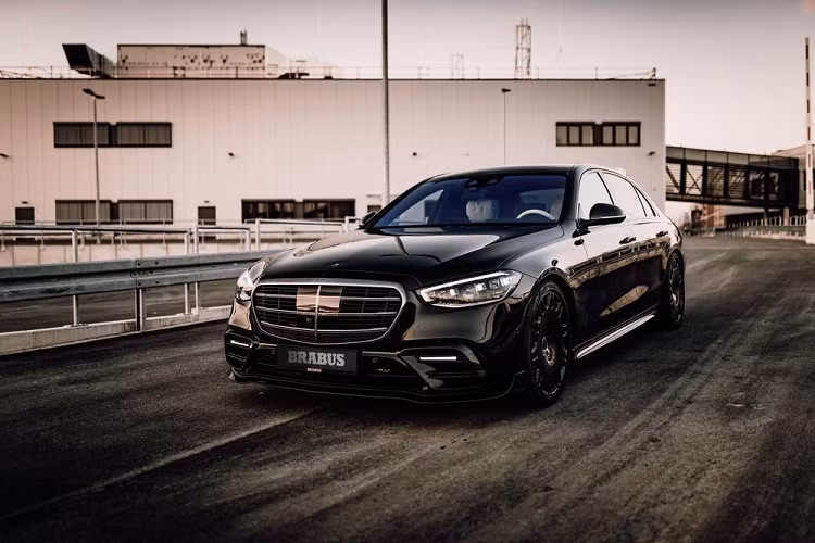 Vào năm ngoái, không chỉ cho ra mắt phiên bản giới hạn Brabus 900 Rocket Edition dựa trên xe SUV hạng sang Mercedes-AMG G63, Brabus còn vén màn mẫu sedan độ Mercedes-Benz S-Class thế hệ mới nhất với điểm nhấn là sản phẩm Brabus B50 đặc biệt, dựa trên xe Mercedes-Benz S500 mang mã W223.