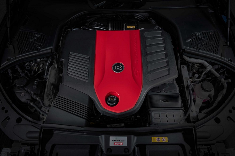 Tiến vào bên trong khoang lái chiếc xe độ Brabus B50 sẽ thấy bậc cửa có dòng chữ Brabus cùng các ký hiệu phát sáng, nội thất được thay mới toàn bộ da cao cấp với 2 màu chủ đạo là đen và trắng, sợi carbon được nhìn thấy rất nhiều trong xe Brabus B50 từ vô lăng, bảng điều khiển, bảng táp-lô, bệ tỳ tay... tiếp đến là ghế ngồi thêu hình quả trám và được trang bị gối tựa đầu.