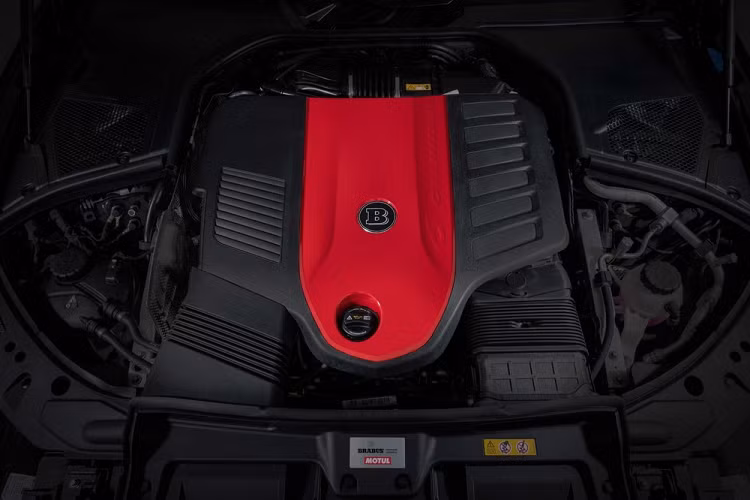 Tiến vào bên trong khoang lái chiếc xe độ Brabus B50 sẽ thấy bậc cửa có dòng chữ Brabus cùng các ký hiệu phát sáng, nội thất được thay mới toàn bộ da cao cấp với 2 màu chủ đạo là đen và trắng, sợi carbon được nhìn thấy rất nhiều trong xe Brabus B50 từ vô lăng, bảng điều khiển, bảng táp-lô, bệ tỳ tay... tiếp đến là ghế ngồi thêu hình quả trám và được trang bị gối tựa đầu.