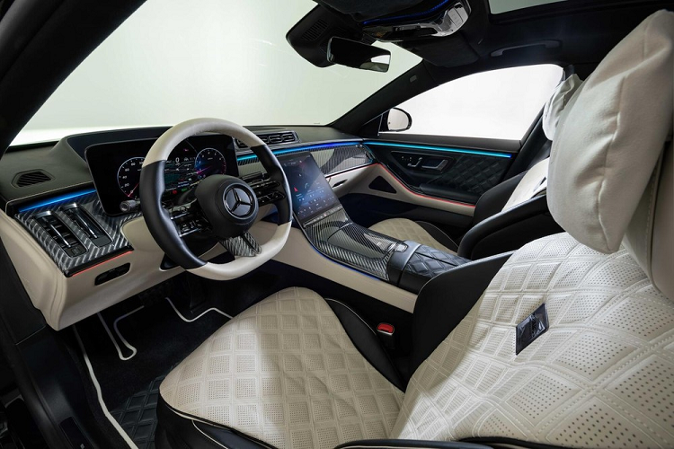 Phần đầu xe Brabus B50 không có nhiều sự khác biệt so với hàng chục xe Mercedes-Benz S500 mang mã W223 đang lăn bánh tại Việt Nam, phải thật sự chú ý mới thấy hãng độ xe Đức đã mở rộng hốc gió trước cho xe Brabus B50, bên sườn nhận thêm hốc gió mới và đằng sau xe có chụp ống xả kép mạ crôm đen, khuếch tán mới thể thao và nếu thích khách hàng có thể chọn thêm đuôi cá bằng carbon.