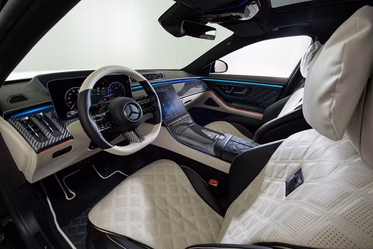 Phần đầu xe Brabus B50 không có nhiều sự khác biệt so với hàng chục xe Mercedes-Benz S500 mang mã W223 đang lăn bánh tại Việt Nam, phải thật sự chú ý mới thấy hãng độ xe Đức đã mở rộng hốc gió trước cho xe Brabus B50, bên sườn nhận thêm hốc gió mới và đằng sau xe có chụp ống xả kép mạ crôm đen, khuếch tán mới thể thao và nếu thích khách hàng có thể chọn thêm đuôi cá bằng carbon.