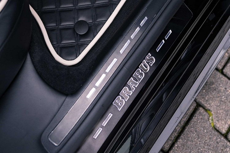 Bên cạnh đó là các trang bị quen thuộc như 5 loại màn hình khác nhau, đầu tiên là màn hình 12,3 inch trong bảng đồng hồ kỹ thuật số có hiệu ứng không gian 3 chiều tùy chọn, ngoài ra là màn hình LCD cảm ứng của hệ thống thông tin giải trí với kích thước 11,9 inch. Tiếp đến là màn hình OLED 12,8 inch nhưng là trang bị tùy chọn. Chưa hết, Mercedes-Benz S-Class 2021 sẽ có hệ thống thông tin giải trí cho hàng khách với 2 màn hình 11 inch và máy tính bảng 7 inch dùng hệ điều hành Android nằm ở cụm điều khiển trung tâm.