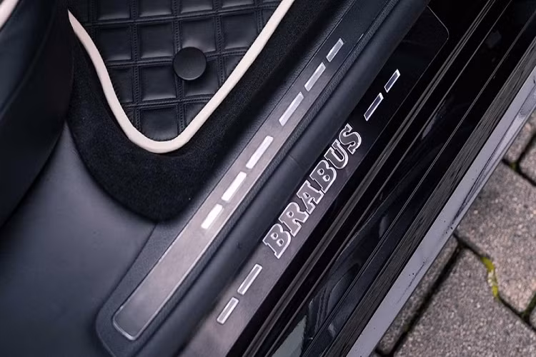 Bên cạnh đó là các trang bị quen thuộc như 5 loại màn hình khác nhau, đầu tiên là màn hình 12,3 inch trong bảng đồng hồ kỹ thuật số có hiệu ứng không gian 3 chiều tùy chọn, ngoài ra là màn hình LCD cảm ứng của hệ thống thông tin giải trí với kích thước 11,9 inch. Tiếp đến là màn hình OLED 12,8 inch nhưng là trang bị tùy chọn. Chưa hết, Mercedes-Benz S-Class 2021 sẽ có hệ thống thông tin giải trí cho hàng khách với 2 màn hình 11 inch và máy tính bảng 7 inch dùng hệ điều hành Android nằm ở cụm điều khiển trung tâm.