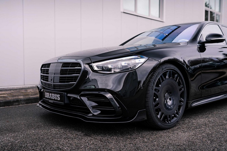 Vào tháng 10 tới đây, cả Brabus 900 Rocket Edition và B50 sẽ được trưng bày trong Triển lãm ôtô Việt Nam 2022 nên chắc chắn sẽ thu hút sự quan tâm của giới mê xe trong nước.