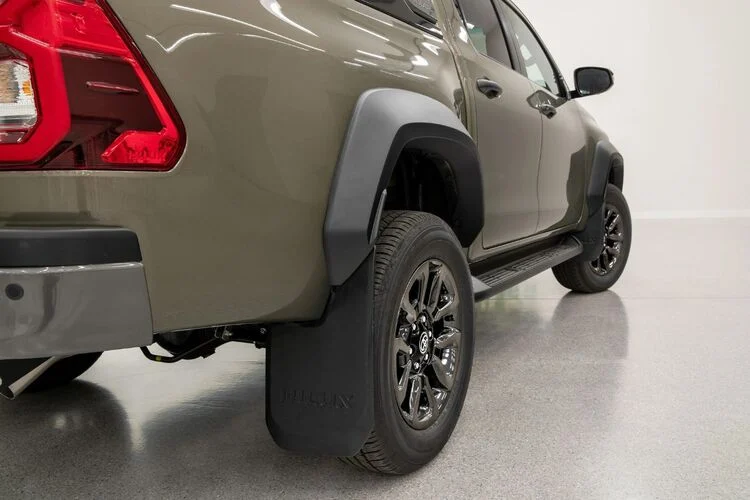 Các kỹ sư cũng đã mở rộng chiều dài của tay đòn treo trước và thanh ổn định, góc giảm chấn trước được tinh chỉnh lại, trục sau được kéo dài và bộ giảm chấn được chuyển ra gần phía bánh xe.