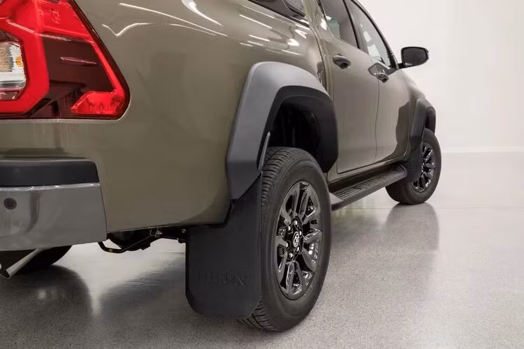 Các kỹ sư cũng đã mở rộng chiều dài của tay đòn treo trước và thanh ổn định, góc giảm chấn trước được tinh chỉnh lại, trục sau được kéo dài và bộ giảm chấn được chuyển ra gần phía bánh xe.