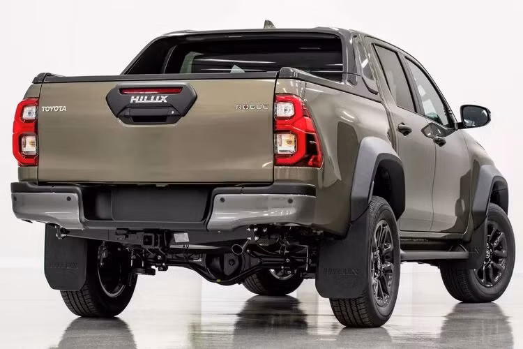 Như vậy, Hilux 2023 sẽ không thay đổi nhiều vào thiết kế mà tập trung cải thiện khả năng vận hành theo hướng ổn định hơn, êm ái và an toàn hơn. Rất có thể những thay đổi này cũng sẽ xuất hiện trên Hilux 2023 tại thị trường Thái Lan vào cuối năm nay và Việt Nam vào đầu năm 2023. Mức giá xe Toyota Hilux 2023 từ 70.200 AUD (khoảng 1,1 tỷ đồng) tại Australia.