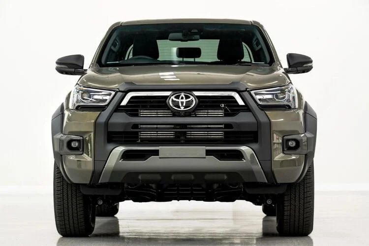 Là phiên cao cấp nhất của Hilux, Rogue 2023 sẽ có chức năng giám sát điểm mù, cảnh báo phương tiện cắt ngang phía sau, ghế bọc da có sưởi, hệ thống âm thanh 9 loa JBL... người mua có thể chọn hệ thống âm thanh 6 loa với mức gía rẻ hơn 750 USD.
