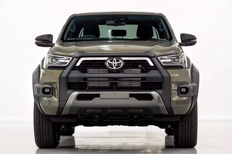 Là phiên cao cấp nhất của Hilux, Rogue 2023 sẽ có chức năng giám sát điểm mù, cảnh báo phương tiện cắt ngang phía sau, ghế bọc da có sưởi, hệ thống âm thanh 9 loa JBL... người mua có thể chọn hệ thống âm thanh 6 loa với mức gía rẻ hơn 750 USD.