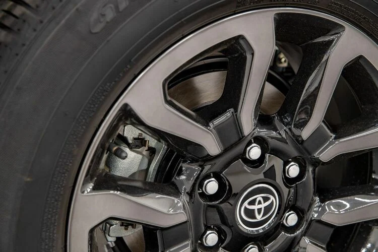 Thực chất những thay đổi bên ngoài kể trên là để bổ sung cho hệ thống treo mới của Rogue, khi nó vừa được mở rộng trục cơ sở thêm 140 mm (cụ thể là 1.675 mm ở trước và 1.690 mm ở sau) đồng thời tăng thêm 20 mm chiều cao. Đây cũng chính là điểm được nhà sản xuất Nhật Bản nhắc đến nhiều nhất và họ tự tin rằng nó sẽ giúp xe cải thiện được khả năng vận hành.