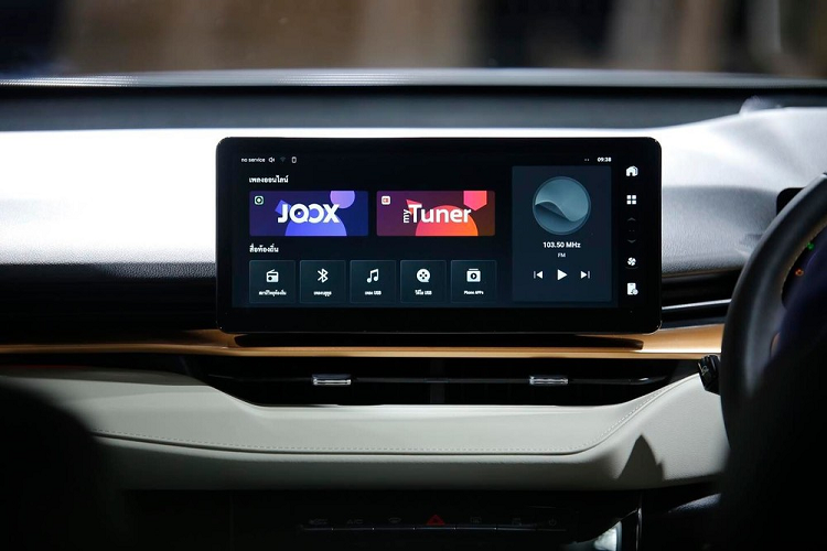 Những trang bị nổi bật khác của Haval H6 PHEV 2022 ở thị trường Thái Lan bao gồm màn hình hiển thị thông tin kính lái HUD, ghế lái chỉnh điện 6 hướng, ghế phụ lái chỉnh điện 4 hướng, tính năng làm mát ghế trước, điều hòa tự động 2 vùng độc lập, lọc không khí PM2.5, sạc điện thoại không dây...