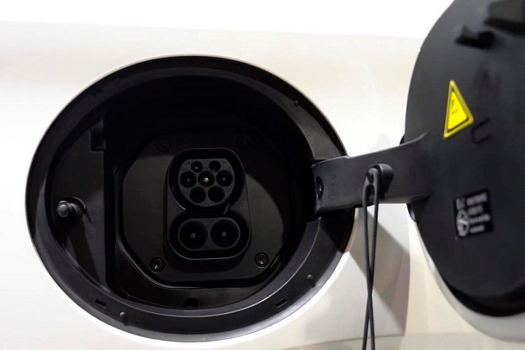 Chưa dừng ở đó, Haval H6 PHEV 2022 còn có 2 hệ thống vận hành để người lái chọn lựa, bao gồm hybrid (kết hợp động cơ xăng, mô-tơ điện) và thuần điện (chỉ dùng mô-tơ điện). Mỗi hệ thống vận hành đều có 4 chế độ lái là Standard, Sport, Economy và Slippery.