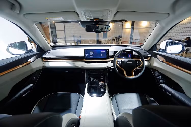 Tiến vào bên trong mẫu xe này, người dùng tiếp tục được chào đón bằng không gian nội thất được thiết kế theo phong cách tối giản nhằm nhấn mạnh sự rộng rãi và thoải mái. Nội thất được bọc da 2 màu tương phản và đi kèm những chi tiết trang trí màu vàng hồng, bạc, đen bóng hoặc mạ crôm, tùy theo lựa chọn của người mua.