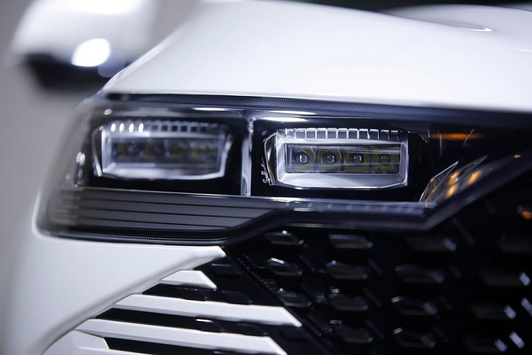 Không chỉ có hệ truyền động khác biệt, Haval H6 PHEV 2022 còn sở hữu thiết kế ngoại thất không giống H6 thông thường. Theo đó, xe được trang bị lưới tản nhiệt tràn viền mới, gợi liên tưởng đến những chiếc xe Peugeot như 3008 hay 5008.