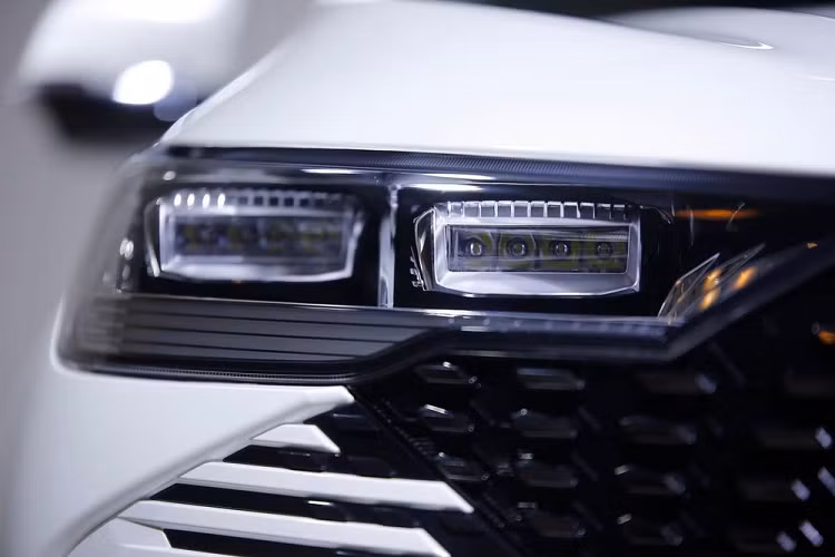 Không chỉ có hệ truyền động khác biệt, Haval H6 PHEV 2022 còn sở hữu thiết kế ngoại thất không giống H6 thông thường. Theo đó, xe được trang bị lưới tản nhiệt tràn viền mới, gợi liên tưởng đến những chiếc xe Peugeot như 3008 hay 5008.