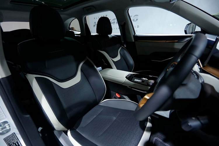 Hệ thống đèn viền nội thất, núm xoay chuyển số, khởi động nút bấm, phanh tay điện tử, tự động giữ phanh tạm thời... và ghế sau gập 60/40, đi kèm bệ tì tay/cửa gió điều hòa/cổng USB. Đó là chưa kể đến tính năng ra lệnh bằng giọng nói và cập nhật phần mềm qua WiFi.