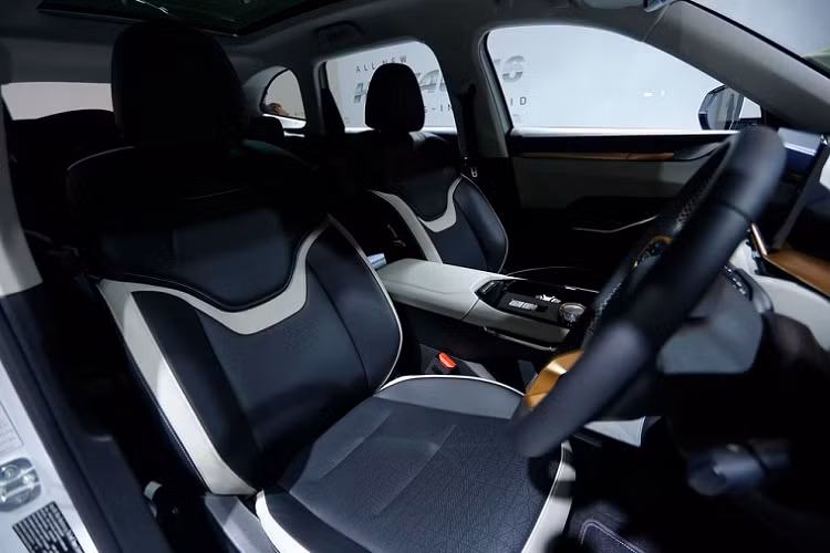 Hệ thống đèn viền nội thất, núm xoay chuyển số, khởi động nút bấm, phanh tay điện tử, tự động giữ phanh tạm thời... và ghế sau gập 60/40, đi kèm bệ tì tay/cửa gió điều hòa/cổng USB. Đó là chưa kể đến tính năng ra lệnh bằng giọng nói và cập nhật phần mềm qua WiFi.