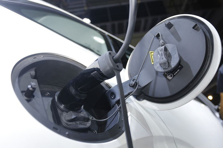 Sở dĩ Haval H6 PHEV 2022 có chế độ thuần điện vì mẫu xe này được trang bị cụm pin lithium Ternary 34 kWh. Cụm pin này cho phép xe chạy được 201 km theo tiêu chuẩn NEDC mà không cần dùng đến động cơ xăng. Hiện GWM chưa công bố lượng xăng tiêu thụ của Haval H6 PHEV 2022. Tuy nhiên, với khả năng chạy được quãng đường dài mà không cần đến động cơ xăng, xe chắc chắn sẽ rất tiết kiệm nhiên liệu.