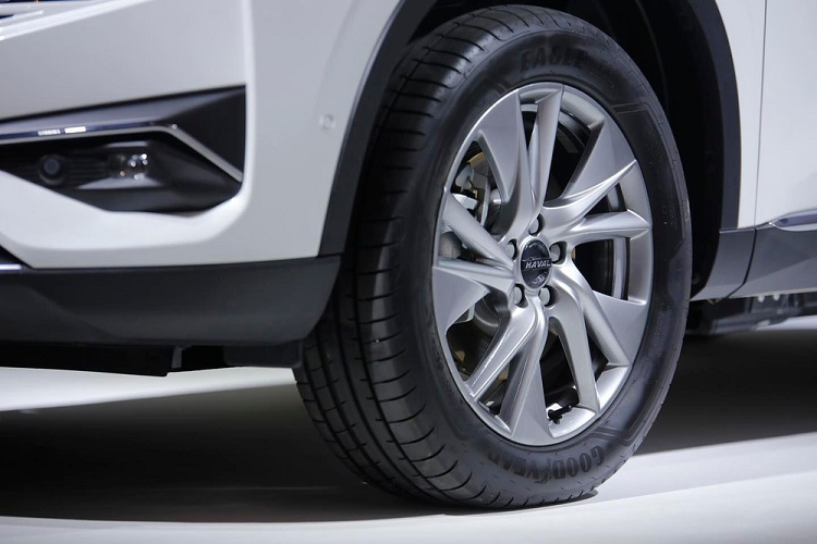 Ngoài ra, mẫu SUV cỡ C này còn có anten hình vây cá trên nóc, cửa sổ trời toàn cảnh Panorama 1,2 m2...và bộ vành hợp kim 19 inch với lốp 235/55 R19