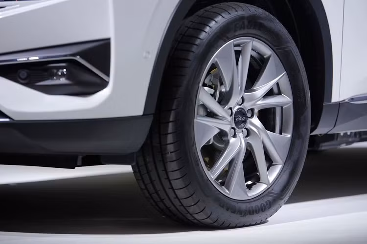 Ngoài ra, mẫu SUV cỡ C này còn có anten hình vây cá trên nóc, cửa sổ trời toàn cảnh Panorama 1,2 m2...và bộ vành hợp kim 19 inch với lốp 235/55 R19