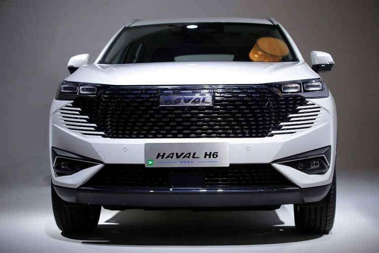 Người dùng có thể sạc pin cho Haval H6 PHEV 2022 bằng sạc nhanh DC hoặc sạc chậm AC. Với sạc chậm, thời gian sạc đầy pin cho xe là gần 6 tiếng đồng hồ. Trong khi đó, thời gian tăng dung lượng pin từ 0% lên 80% bằng sạc nhanh là khoảng 35 phút.
