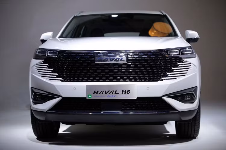 Người dùng có thể sạc pin cho Haval H6 PHEV 2022 bằng sạc nhanh DC hoặc sạc chậm AC. Với sạc chậm, thời gian sạc đầy pin cho xe là gần 6 tiếng đồng hồ. Trong khi đó, thời gian tăng dung lượng pin từ 0% lên 80% bằng sạc nhanh là khoảng 35 phút.