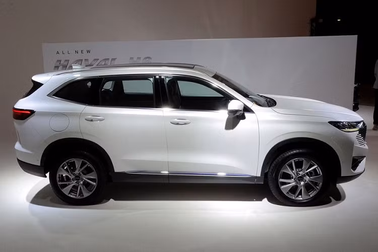 Với chiều dài 4.683 mm, chiều rộng 1.886 mm, chiều cao 1.730 mm và chiều dài cơ sở 2.738 mm, Haval H6 PHEV 2022 là mẫu xe có kích thước lớn nhất trong phân khúc.