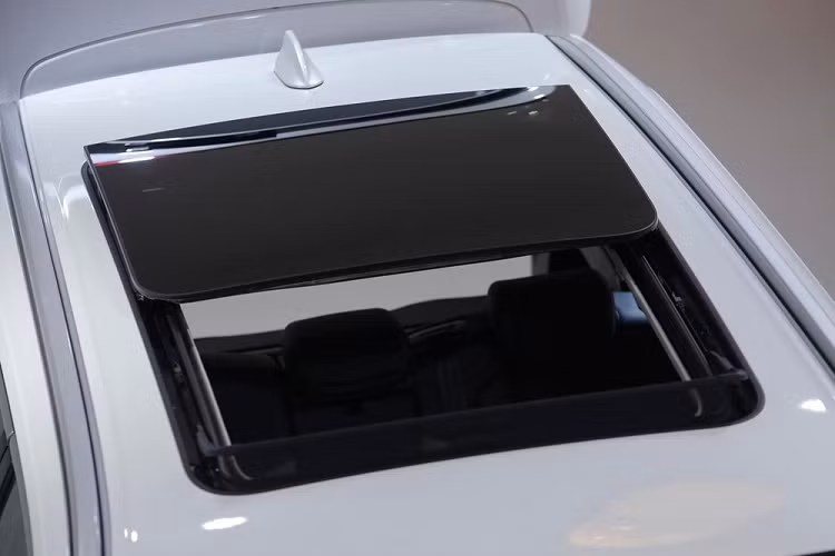 Nằm hai bên lưới tản nhiệt là đèn pha LED với 2 bóng vuông vức, có tính năng tự động bật/tắt, điều chỉnh luồng sáng cao/thấp và đèn chờ dẫn đường. Thêm vào đó là hốc gió trung tâm khá rộng và đèn sương mù nằm ở hai góc cản trước.