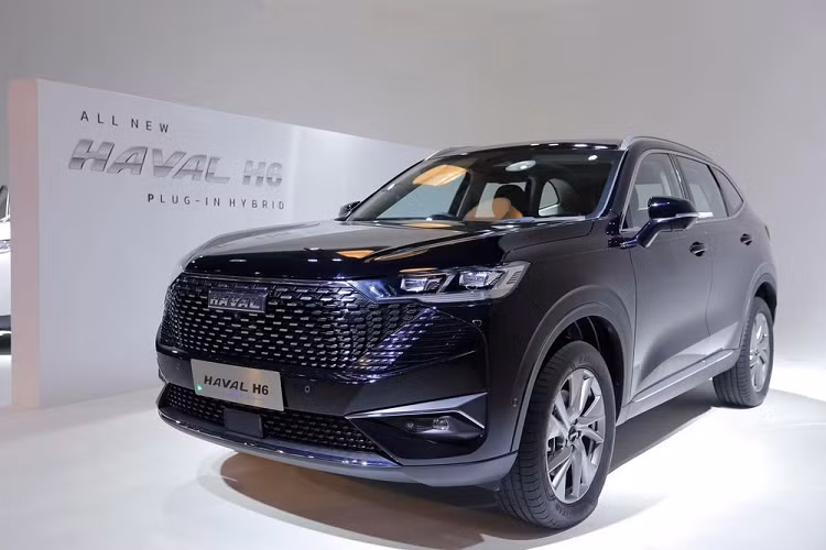 Động cơ kết hợp với mô-tơ điện, cho tổng công suất 326 mã lực và mô-men xoắn cực đại 530 Nm. Như vậy, so với các đối thủ cùng phân khúc SUV cỡ C như Honda CR-V, Mazda CX-5 hay Nissan X-Trail, mẫu xe Trung Quốc này mạnh mẽ hơn nhiều.