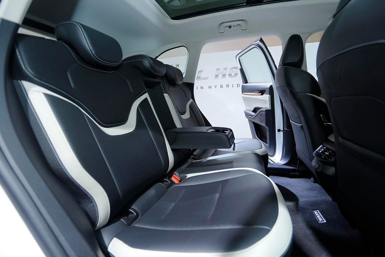 cảnh báo phương tiện cắt ngang khi lùi tích hợp phanh, cảnh báo điểm mù khi lùi đi kèm phanh, tránh va chạm bên sườn, hỗ trợ giữ làn đường, cảnh báo lệch làn đường, hỗ trợ đưa xe về giữa làn đường, cảnh báo điểm mù, phanh tự động sau va chạm, cảnh báo va chạm khi mở cửa, camera 360 độ, cảnh báo áp suất lốp và cảnh báo khi người lái mất tập trung.