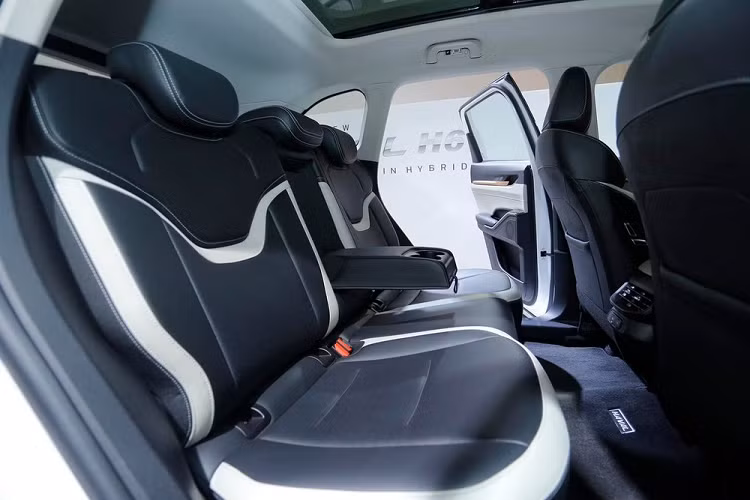 cảnh báo phương tiện cắt ngang khi lùi tích hợp phanh, cảnh báo điểm mù khi lùi đi kèm phanh, tránh va chạm bên sườn, hỗ trợ giữ làn đường, cảnh báo lệch làn đường, hỗ trợ đưa xe về giữa làn đường, cảnh báo điểm mù, phanh tự động sau va chạm, cảnh báo va chạm khi mở cửa, camera 360 độ, cảnh báo áp suất lốp và cảnh báo khi người lái mất tập trung.