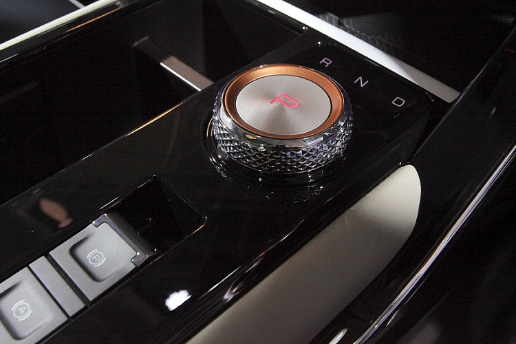 Không chỉ đầy đủ tiện nghi, Haval H6 PHEV 2022 còn ghi điểm với hàng loạt trang bị an toàn như hệ thống kiểm soát hành trình thích ứng ở mọi dải tốc độ, hỗ trợ đỗ xe tự động 3 hướng, hỗ trợ lùi tự động, phanh khẩn cấp tự động