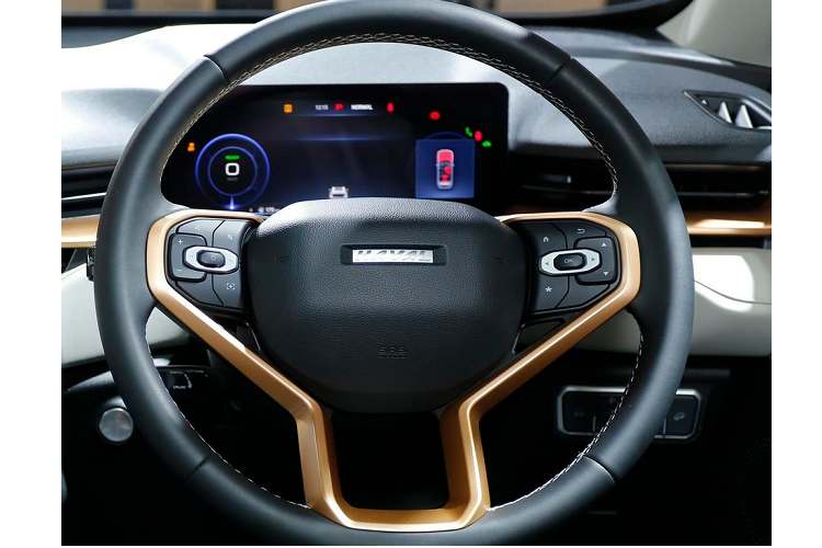 Trước mặt người lái là vô lăng 3 chấu, tích hợp phím chức năng và bảng đồng hồ kỹ thuật số 10,25 inch với độ phân giải cao. Màn hình cảm ứng trung tâm của xe có kích thước 12,3 inch, đặt nổi trên mặt táp-lô và hỗ trợ Apple CarPlay/ Android Auto cũng như hệ thống định vị.