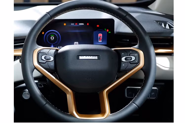 Trước mặt người lái là vô lăng 3 chấu, tích hợp phím chức năng và bảng đồng hồ kỹ thuật số 10,25 inch với độ phân giải cao. Màn hình cảm ứng trung tâm của xe có kích thước 12,3 inch, đặt nổi trên mặt táp-lô và hỗ trợ Apple CarPlay/ Android Auto cũng như hệ thống định vị.